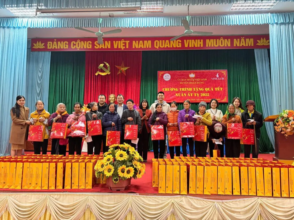 2.500 phần quà được đoàn B6 gửi tới đồng bào tỉnh Phú Thọ