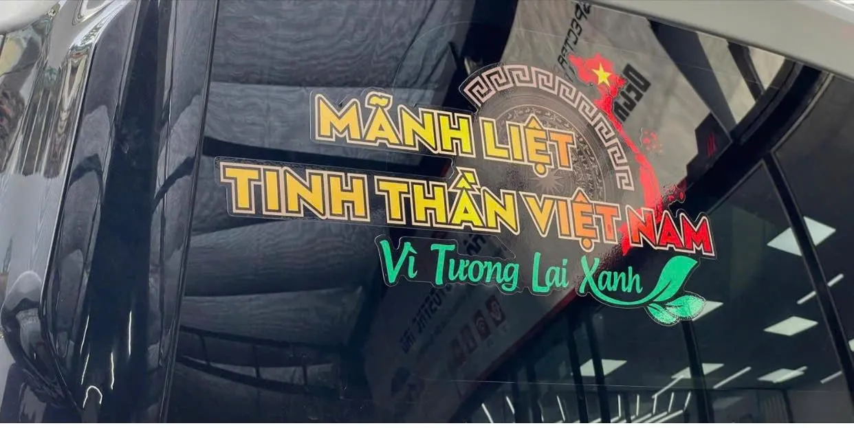 Anh em VinFast miền Nam cùng offline dán tem “Mãnh liệt tinh thần Việt Nam”