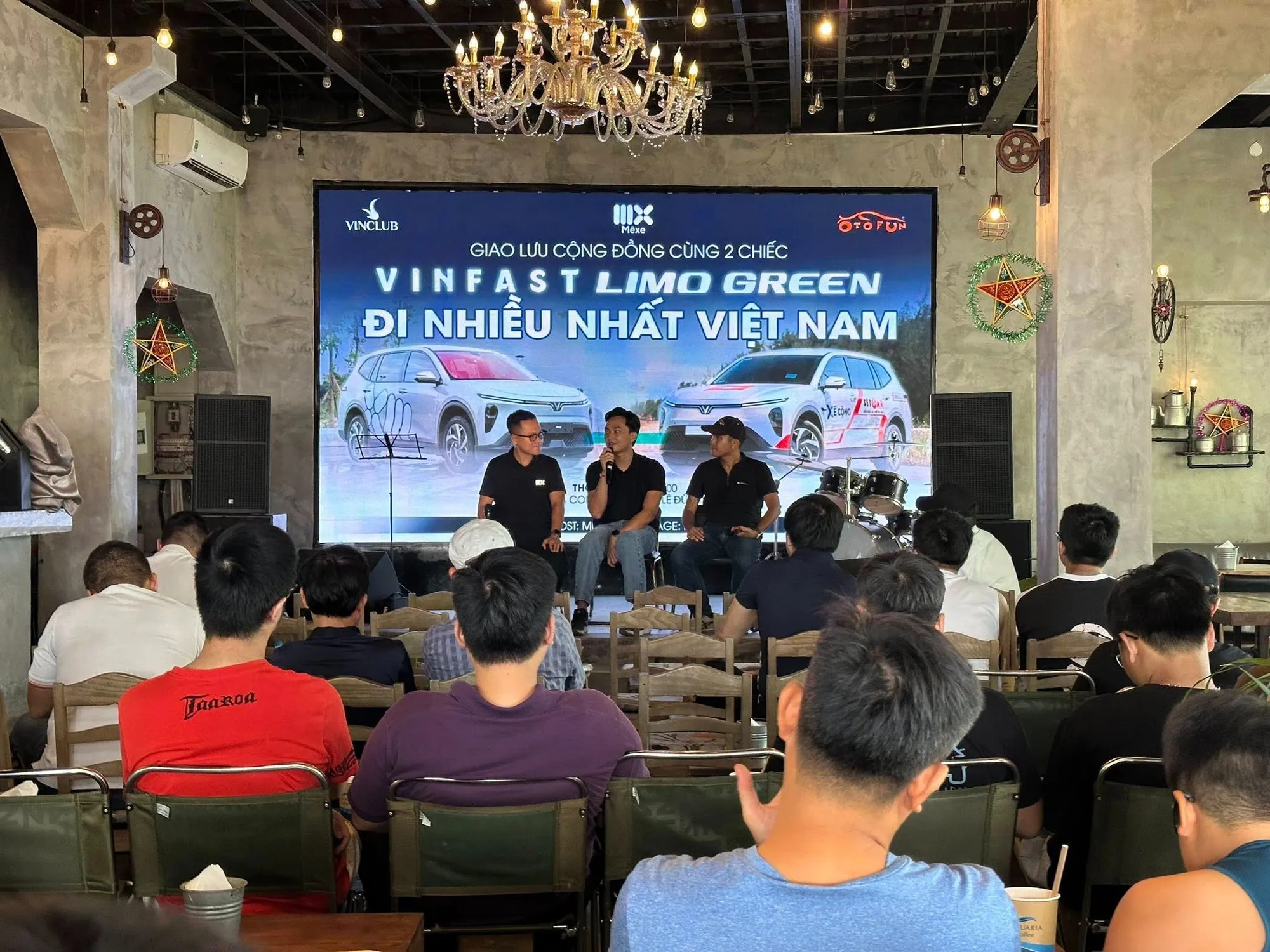 Cộng đồng VinClub giao lưu cùng 02 chiếc VinFast Limo Green đặc biệt