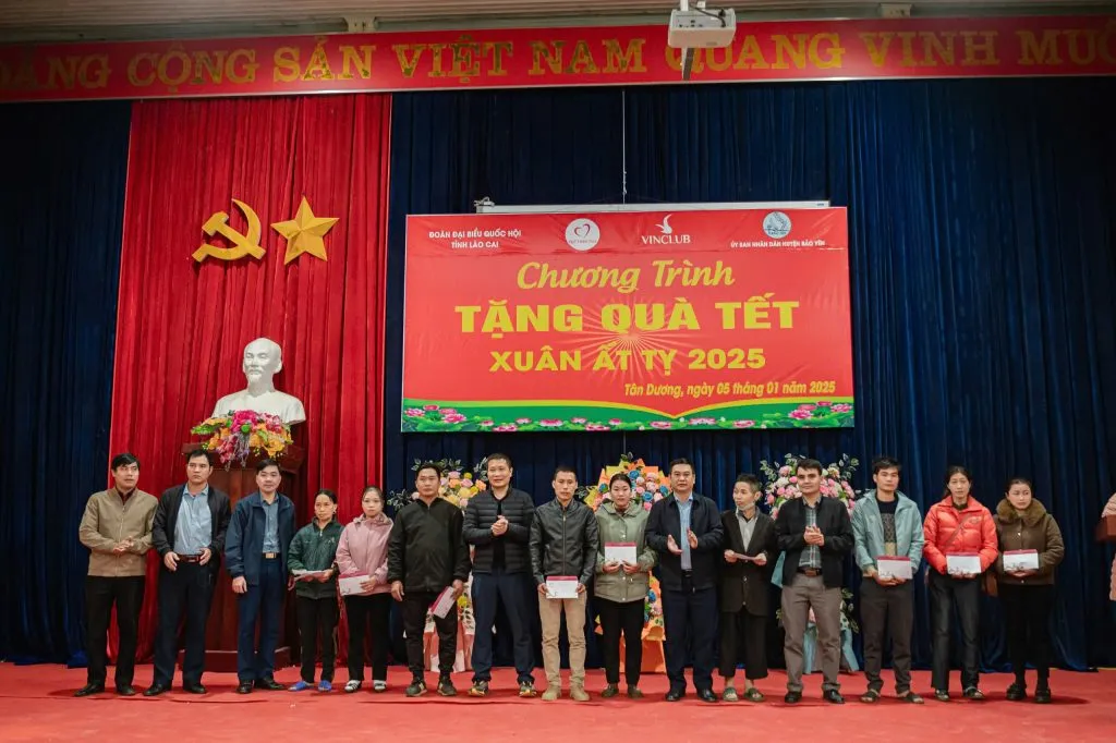 Đoàn thành viên VinClub với nòng cốt anh em hội VF 7 miền Bắc trao 9000 phần quà tại Lào Cai