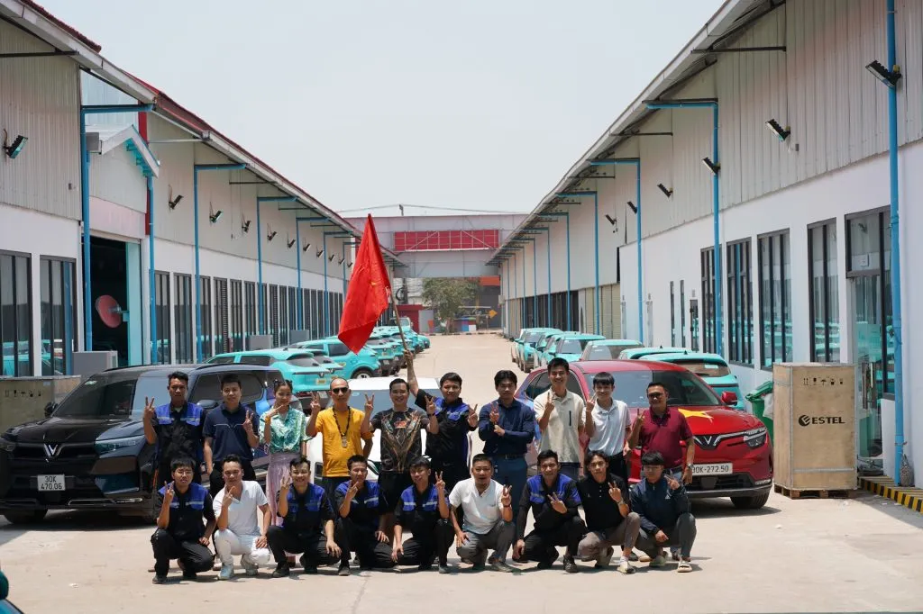 Đoàn VinFast Rally thăm trụ sở Xanh SM tại Lào