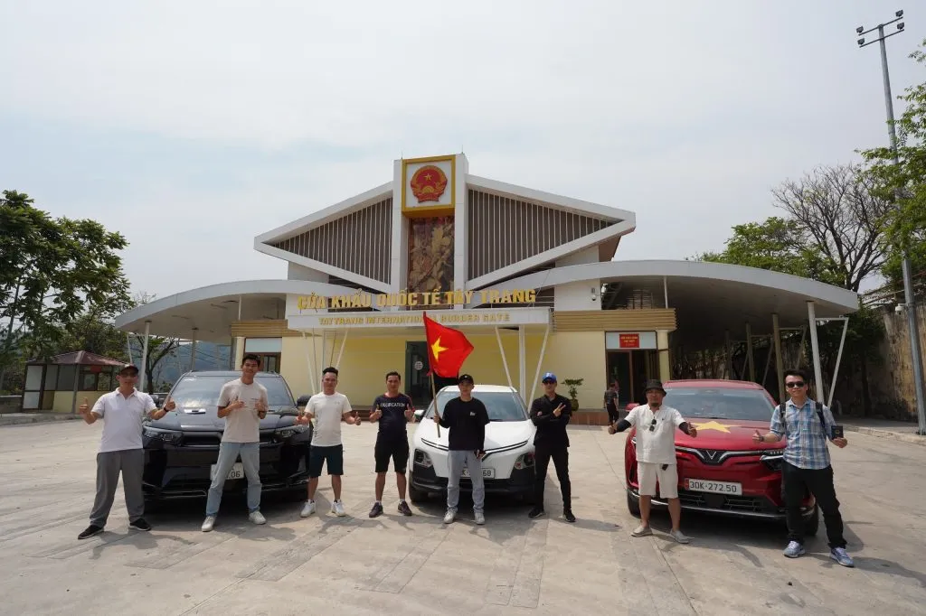 Đoàn xe VinFast xuyên Đông Dương đã cập bến Lào