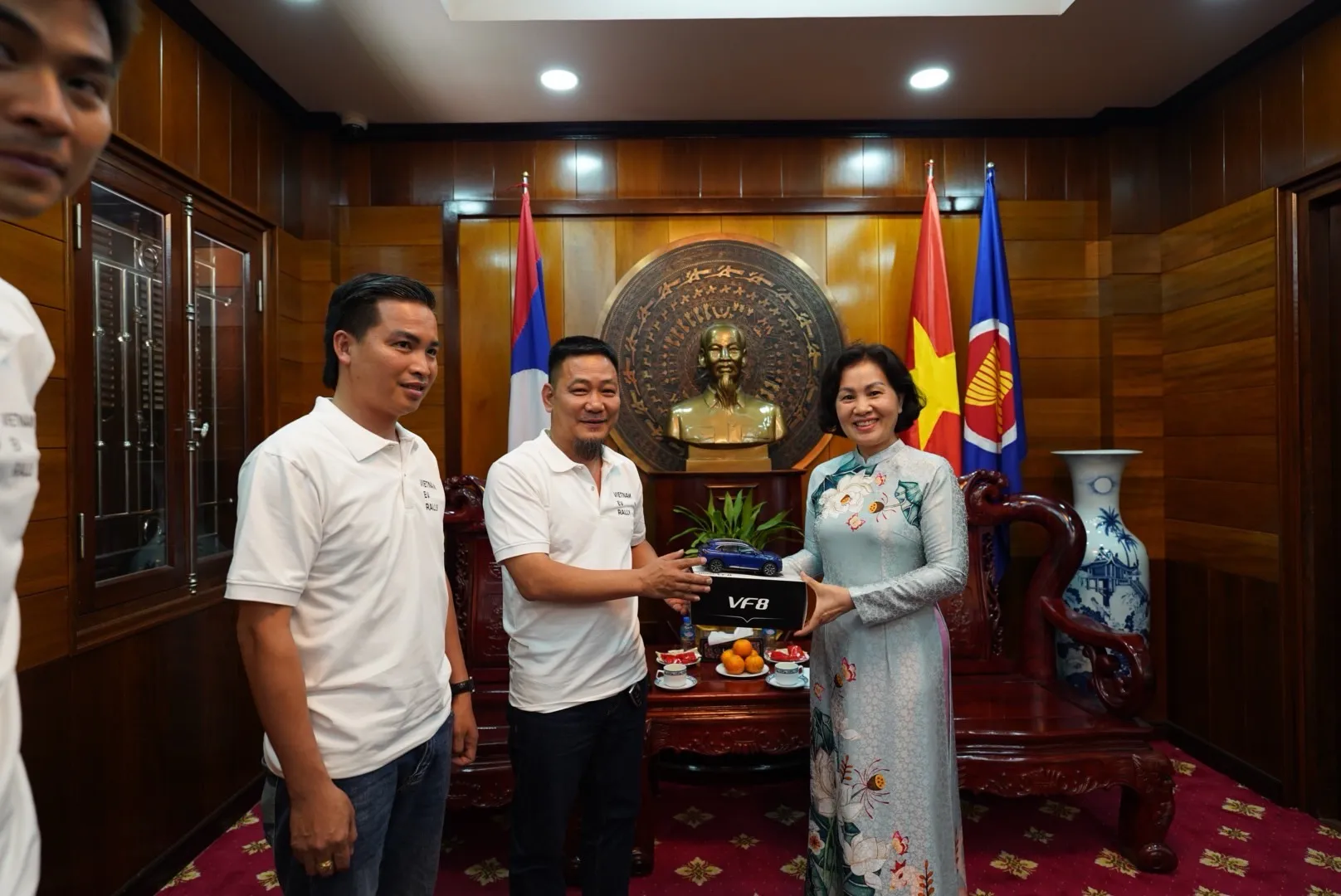 Đoàn VinFast Rally thăm Lãnh sự quán Việt Nam tại Lào