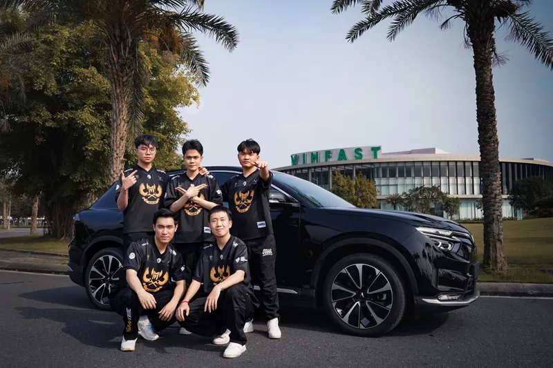 Đội tuyển esports GAM tham quan nhà máy VinFast