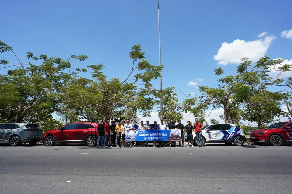 Thành viên các hội xe điện nồng nhiệt chào đón đoàn VinFast Rally trở về