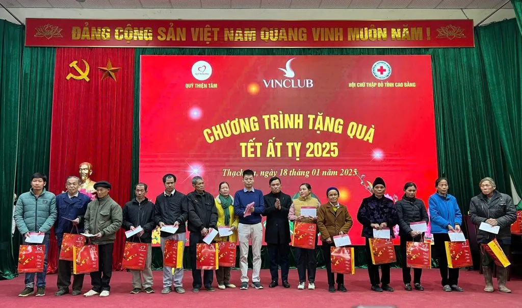 Thành viên VinClub trao 6.000 suất quà Tết Ất Tỵ tại Cao Bằng